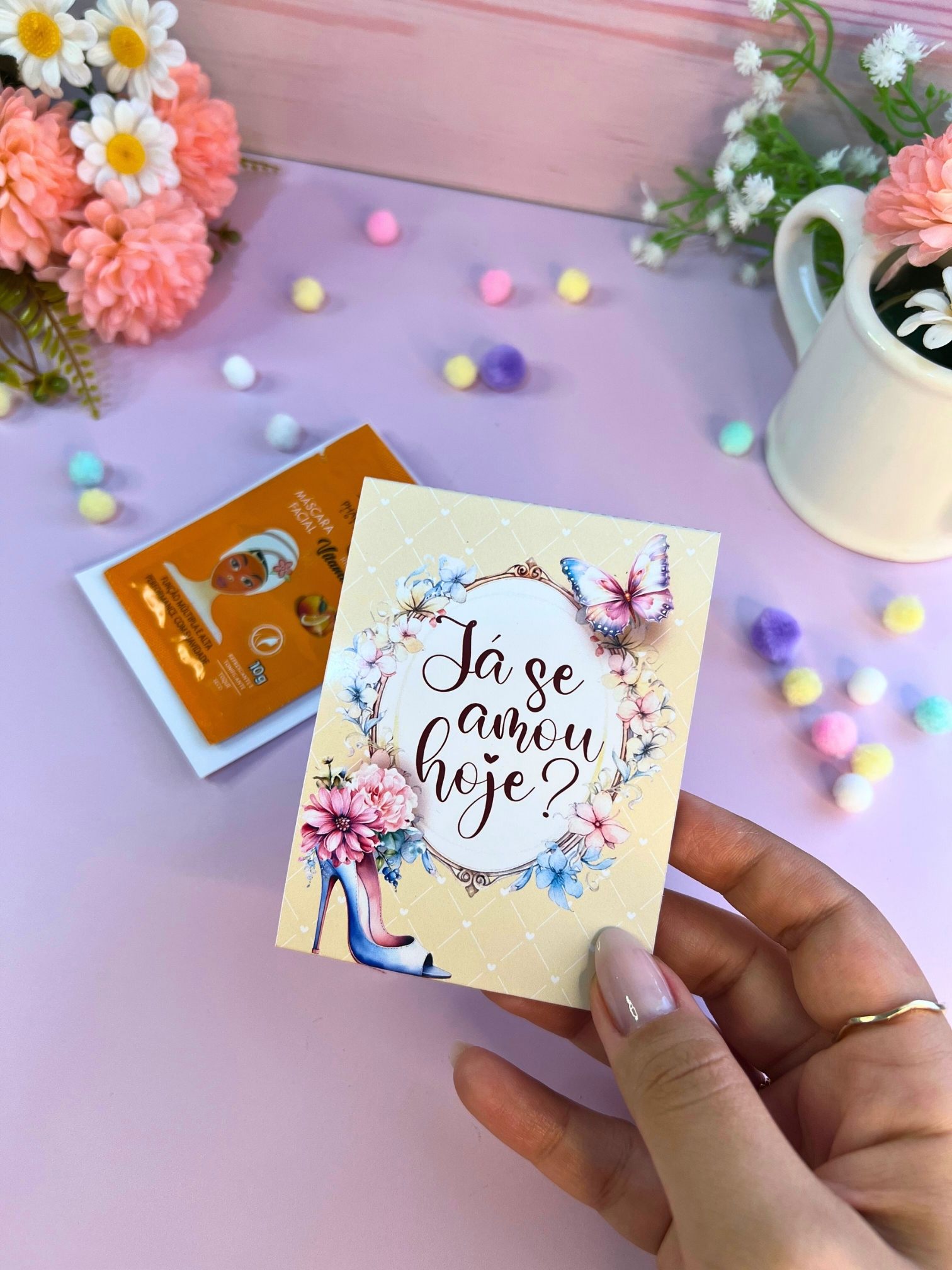 Card personalizado com máscara facial para o dia da mulher!
