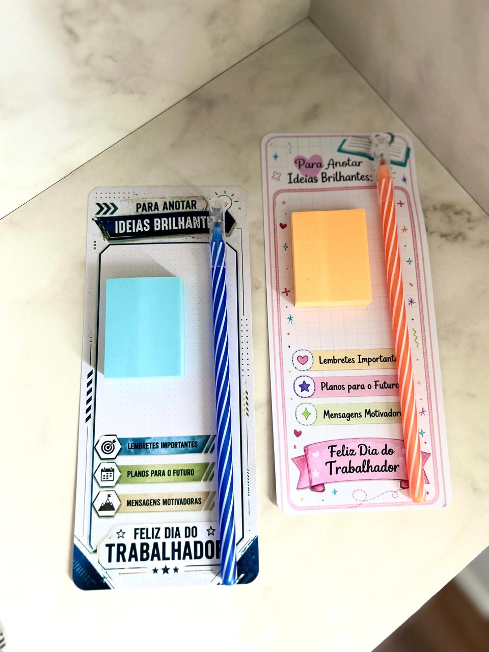 Card com caneta e post-it 