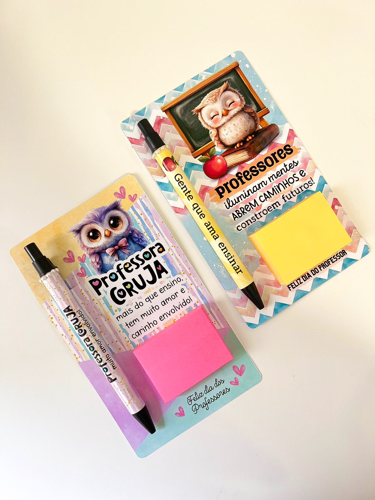 Card com Caneta e Post-it
Caneta disponível: Caneta ecológica na cor preta personalizada com adesivo para o dia dos professores!